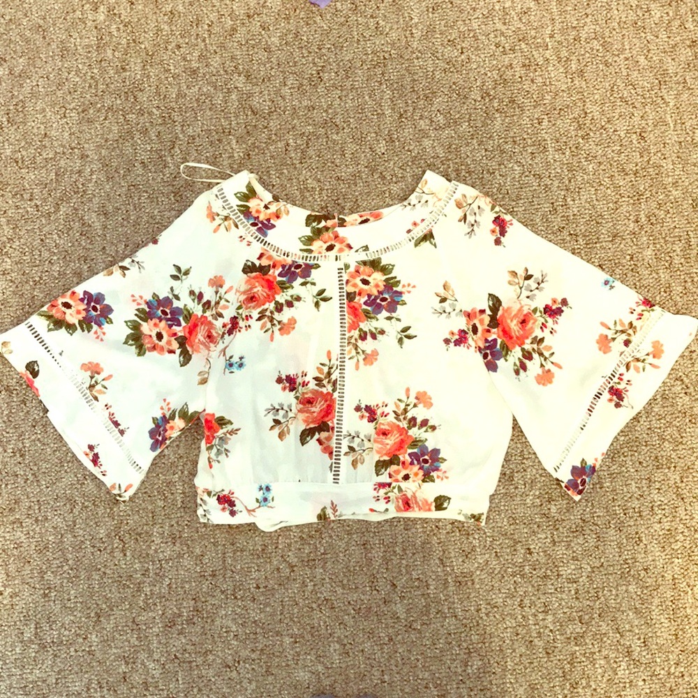 Cream Floral Crop Top🌸